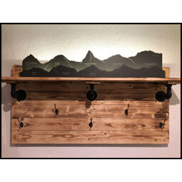 Garderobe mit Bergkulisse