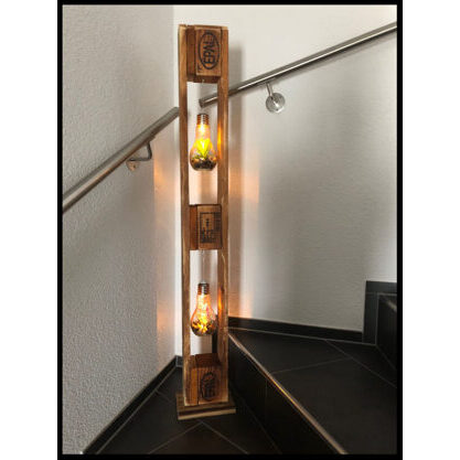 Träger mit Glühbirnen