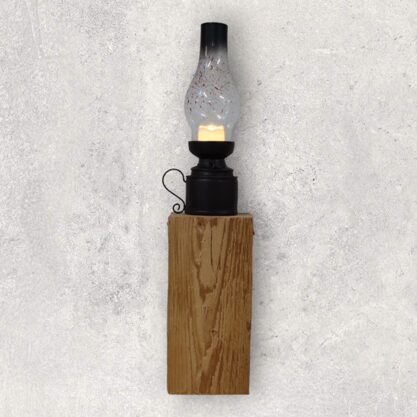 Altholzbalken mit Retro Kerzenhalter