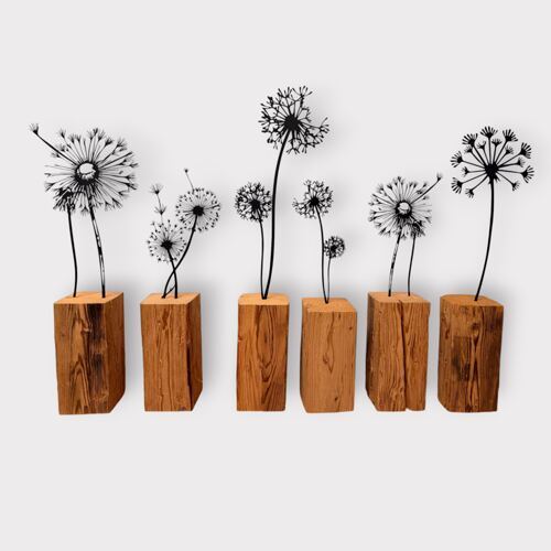 Altholz mit Säule Pusteblumen