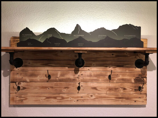 Garderobe mit Bergkulisse