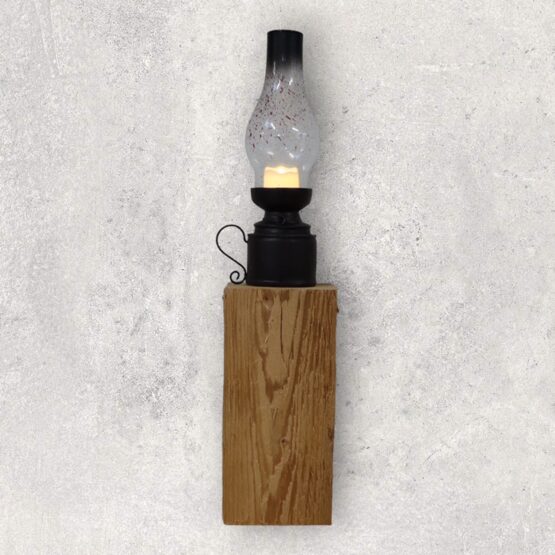 Altholzbalken mit Retro Kerzenhalter