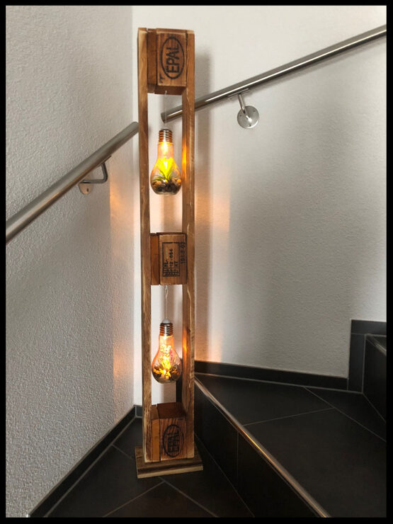 Träger mit Glühbirnen